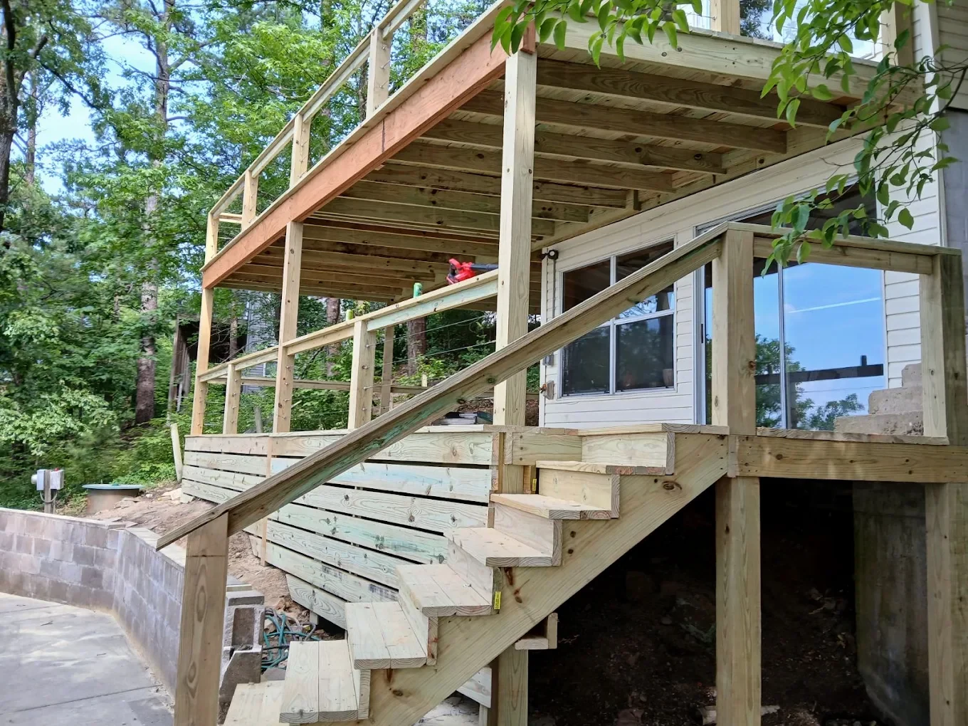 Multilevel deck and connecting stairs
